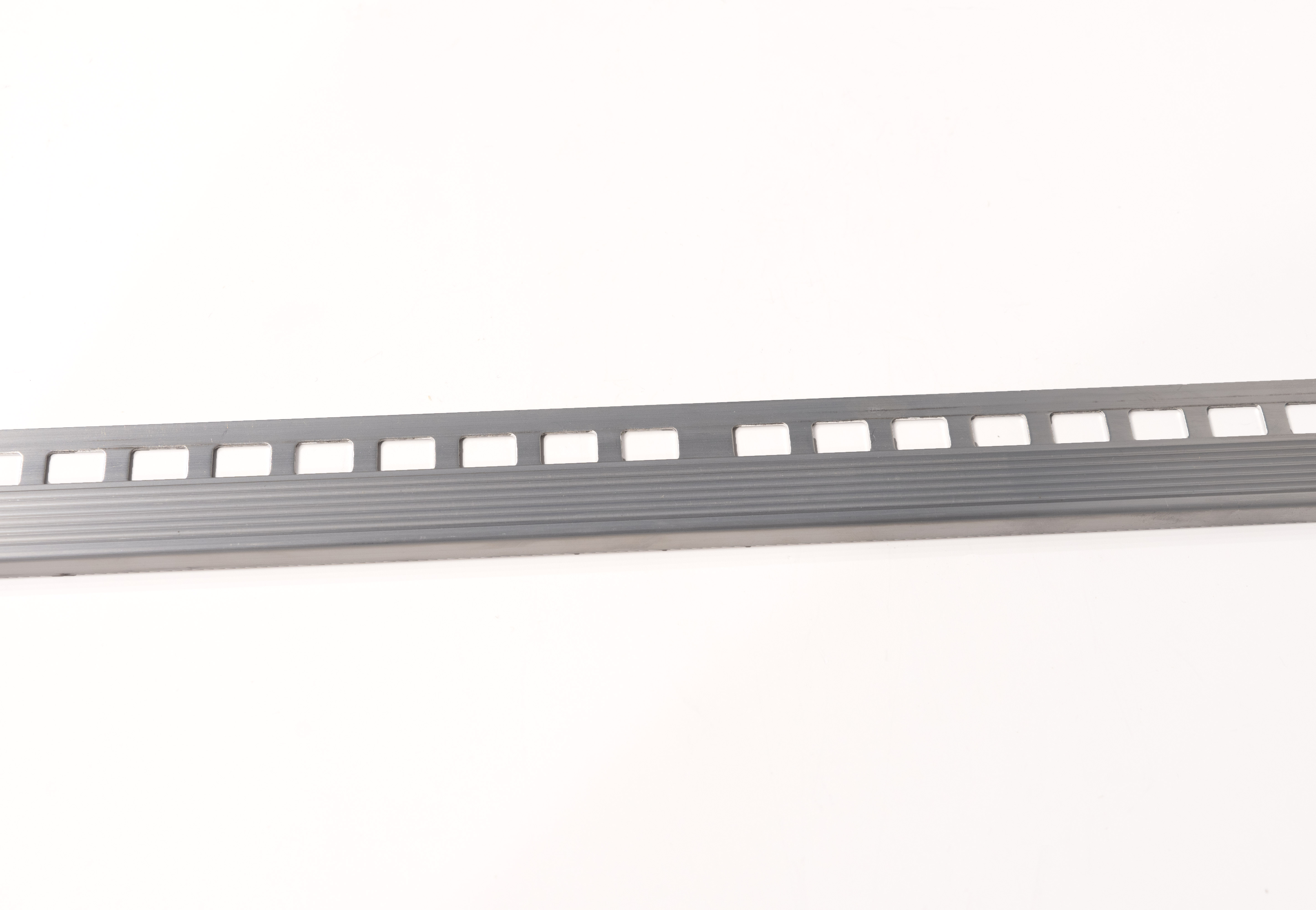 ProfiWall Plus ALU barázdált lépcső profil 8mm natúr 2,5M – Ezüst, Fém profilok